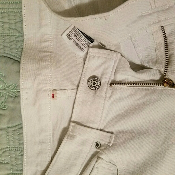 Levi Jean White Capri - Picture 2 of 4